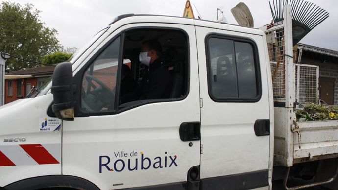 Lors des déplacements en camion, le port du masque et gants sont obligatoires. © L. Hespel